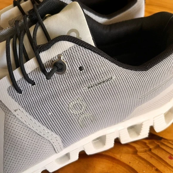 On Running Cloud 5 Waterproof
Glacier Grey White (Women's) NWOT - Picture 4 of 10